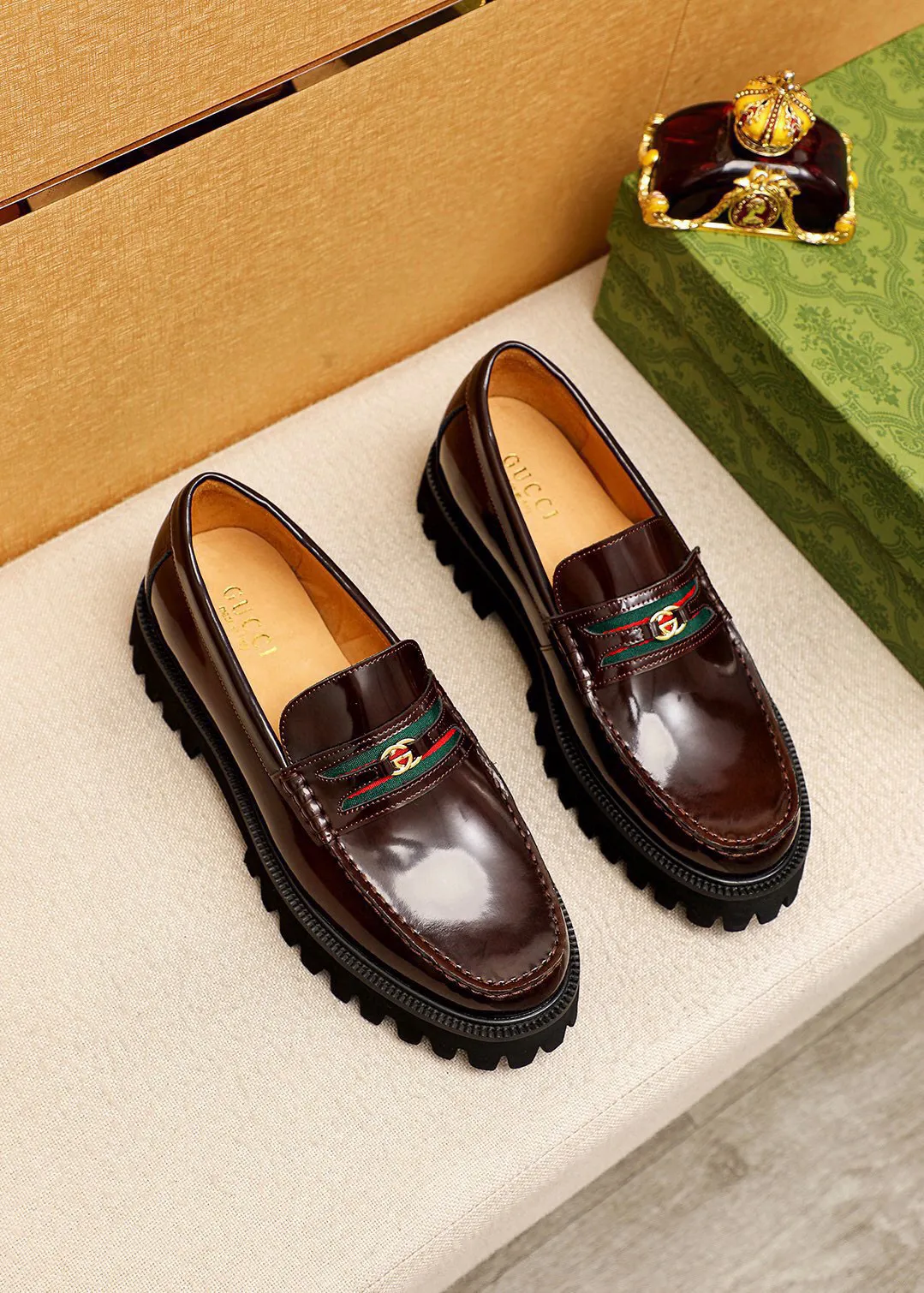 Men's shoes 💰580 💐 Product trademark: GUCCI "Gucci" casual leather shoes Regular size: 38-44 (45.46🉑️customized) Product materials: Selected imported first-layer open-edge beaded cowhide leather upper + luxury hardware buckle, imported water-dyed cowhide leather lining. Strong three-dimensional visual effect, original foam outsole Color: 2⃣️colors available